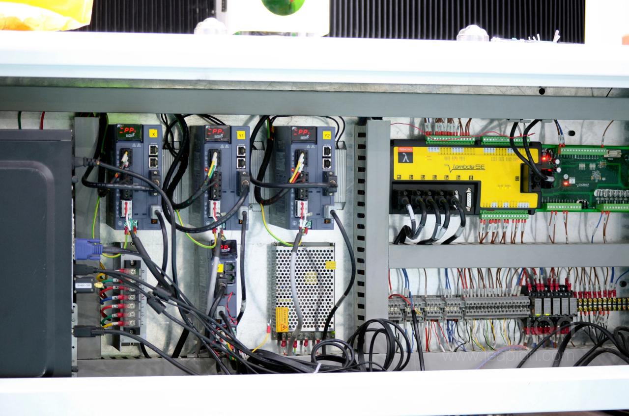 1500*3000mm 500w Racuys Or Ipg Fiber Laser Cutting Machine 1500*3000mm 500w Racuys বা Ipg ফাইবার লেজার কাটিং মেশিন