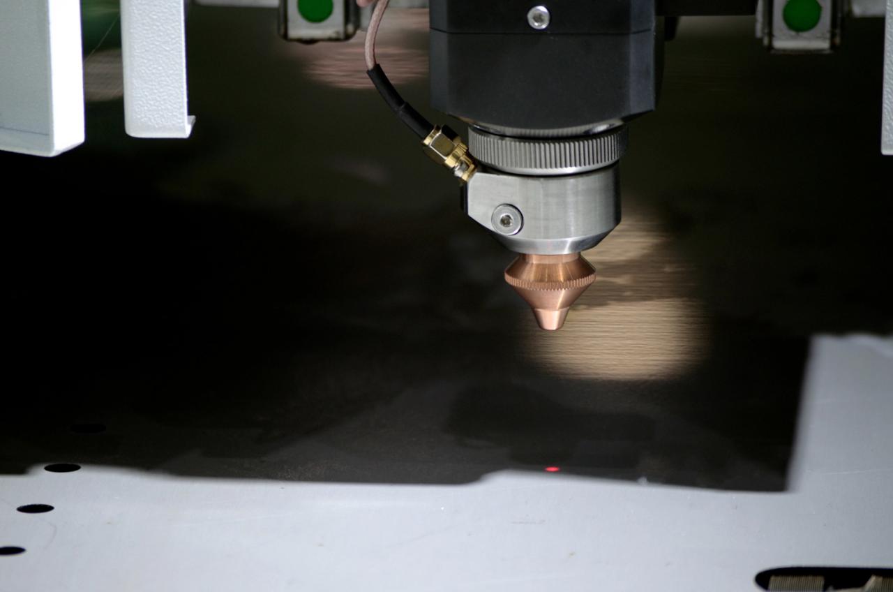 1500*3000mm 500w Racuys Or Ipg Fiber Laser Cutting Machine 1500*3000mm 500w Racuys বা Ipg ফাইবার লেজার কাটিং মেশিন