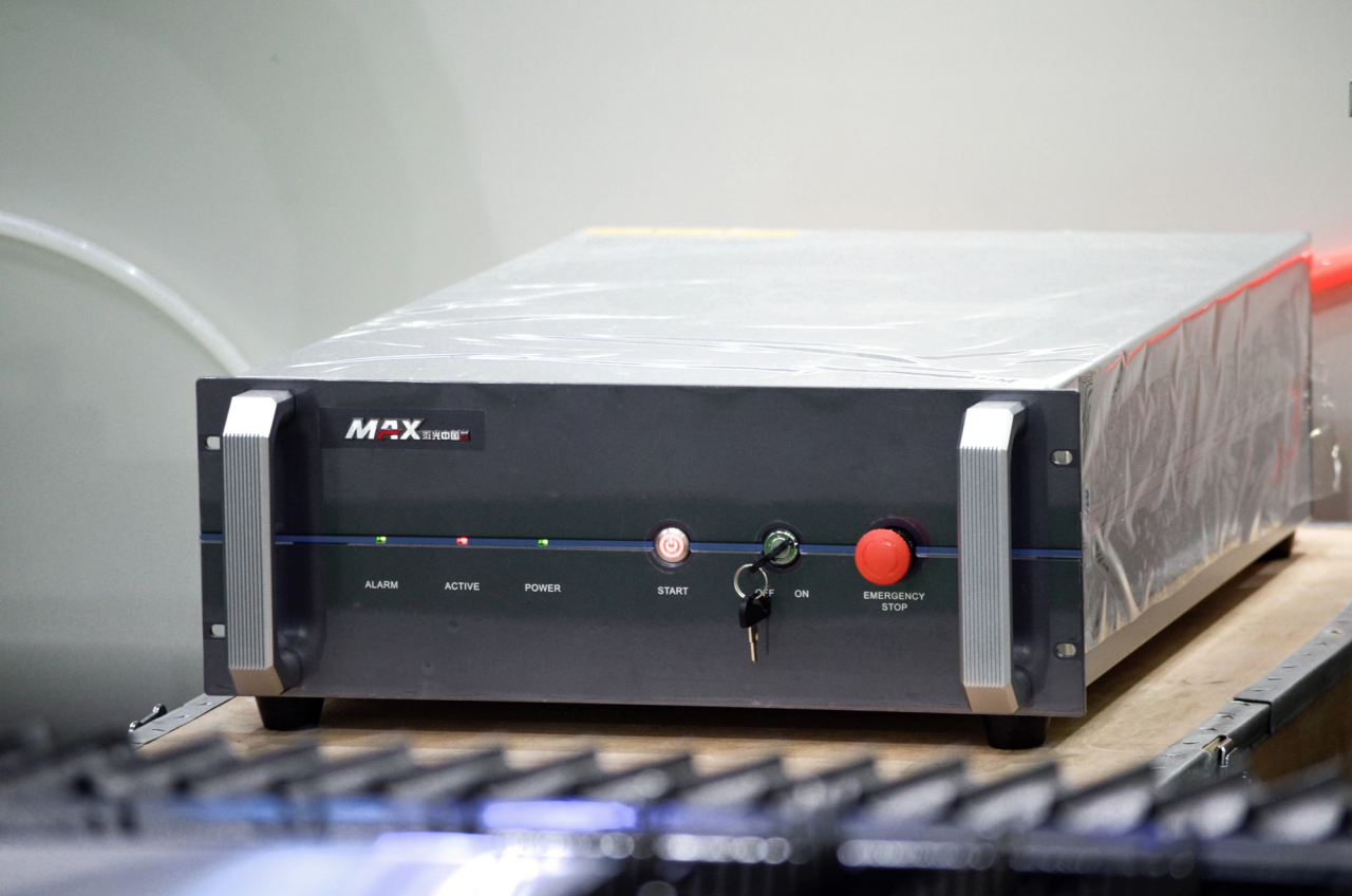 1500*3000mm 500w Racuys Or Ipg Fiber Laser Cutting Machine 1500*3000mm 500w Racuys বা Ipg ফাইবার লেজার কাটিং মেশিন