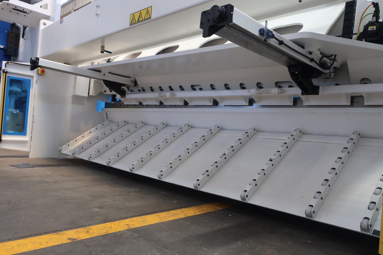 শীট মেটাল কাটার জন্য 16 মিমি হাইড্রোলিক গিলোটিন শিয়ারিং মেশিন 6 মিটার