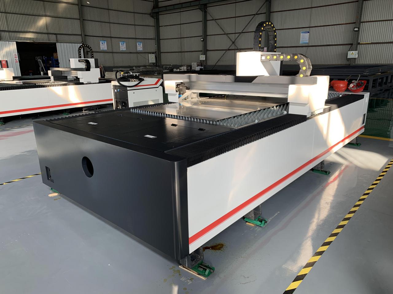 1kw 1.5kw 2kw Fiber Laser Cutting Machine For Metal Sheet Cutting 3000x1500mm মেটাল শিট কাটার জন্য 1kw 1.5kw 2kw ফাইবার লেজার কাটিং মেশিন 3000x1500mm