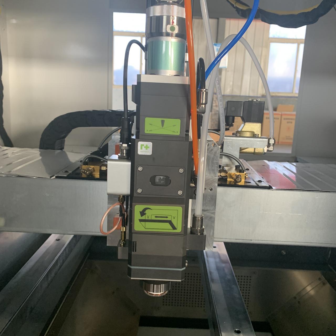 1kw 2kw Good Price Fiber Laser Cutting Machine For Sheet Metal শীট মেটালের জন্য 1kw 2kw ভাল দামের ফাইবার লেজার কাটিং মেশিন