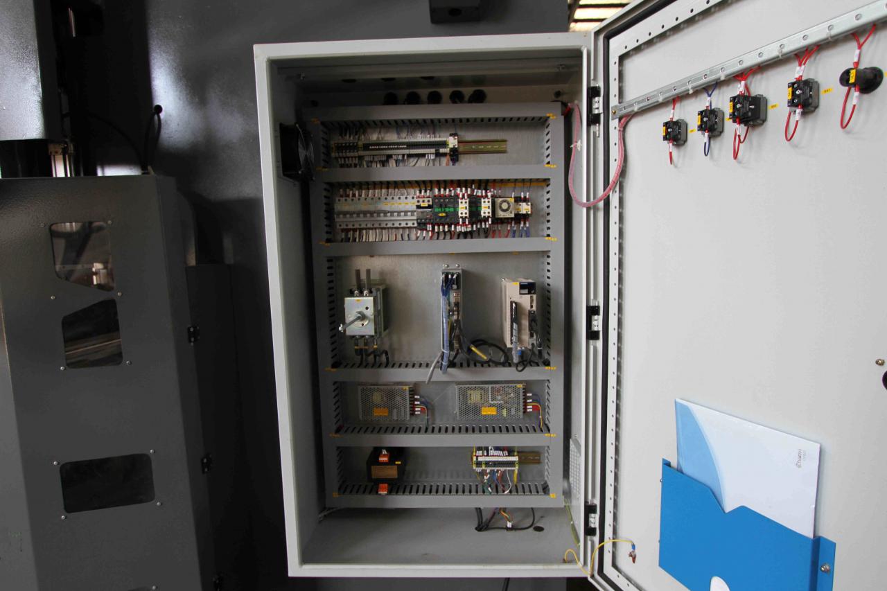 200t 300t স্ট্যান্ডার্ড ইন্ডাস্ট্রিয়াল প্রেস ব্রেক সিএনসি হাইড্রোলিক প্রেস ব্রেক মেশিন