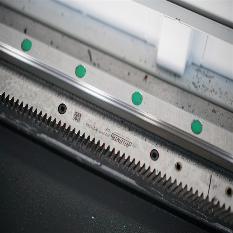 500W 1500W 4Kw ফাইবার লেজার কাটিং মেশিন শীট মেটাল লেজার কাটার 2000Watt 3kw