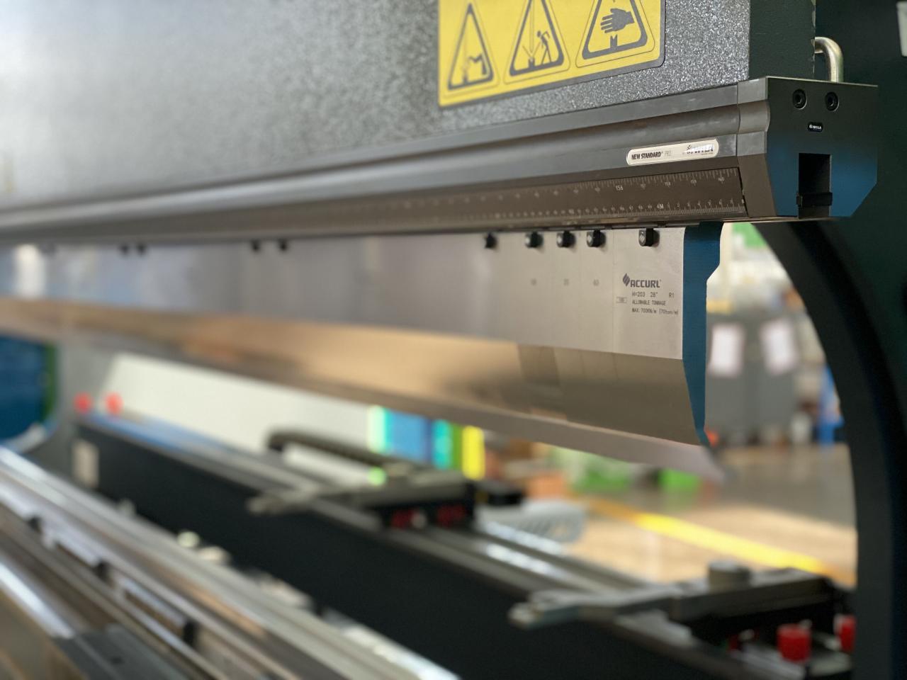 China 220t Cnc Bending Machine 6+1 Axis Hydraulic Press Brake Price চায়না 220t Cnc বেন্ডিং মেশিন 6+1 অ্যাক্সিস হাইড্রোলিক প্রেস ব্রেক দাম