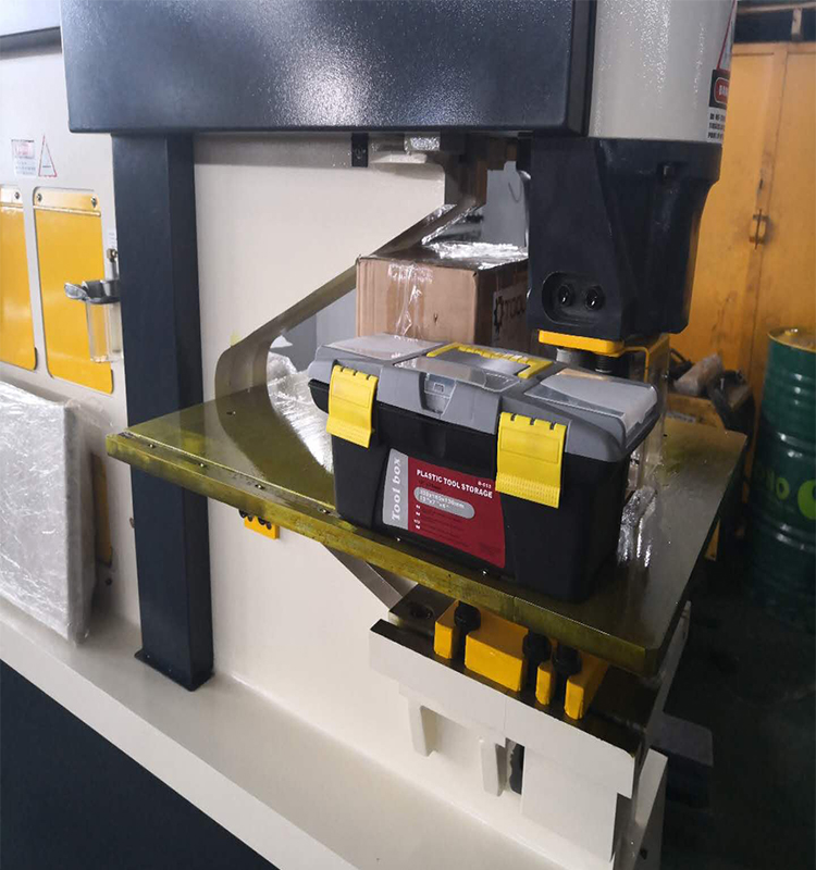 Metal Cutting Hydraulic Steelworkers Machine For Punching Cropping Notching Cutting পাঞ্চিং ক্রপিং নচিং কাটিংয়ের জন্য মেটাল কাটিং হাইড্রোলিক স্টিলওয়ার্কার্স মেশিন