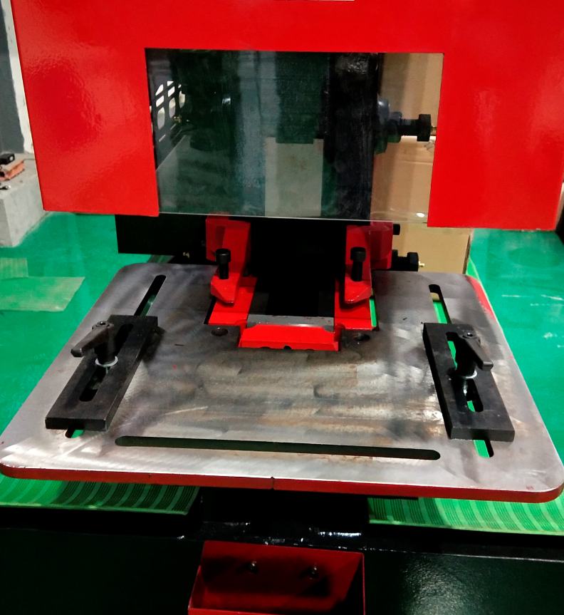 Q35y Series Hydraulic Ironworker Shearing And Punching Machine Q35y সিরিজ হাইড্রোলিক আয়রনওয়ার্কার শিয়ারিং এবং পাঞ্চিং মেশিন