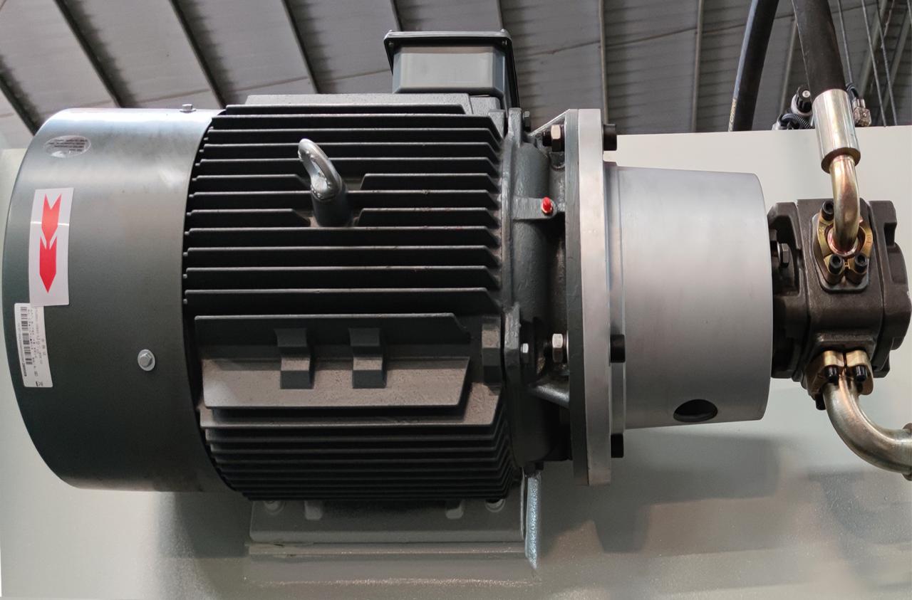 Qc11k হাইড্রোলিক শিয়ার মেশিন এবং শীট মেটাল কাটার জন্য গিলোটিন শিয়ারিং মেশিন