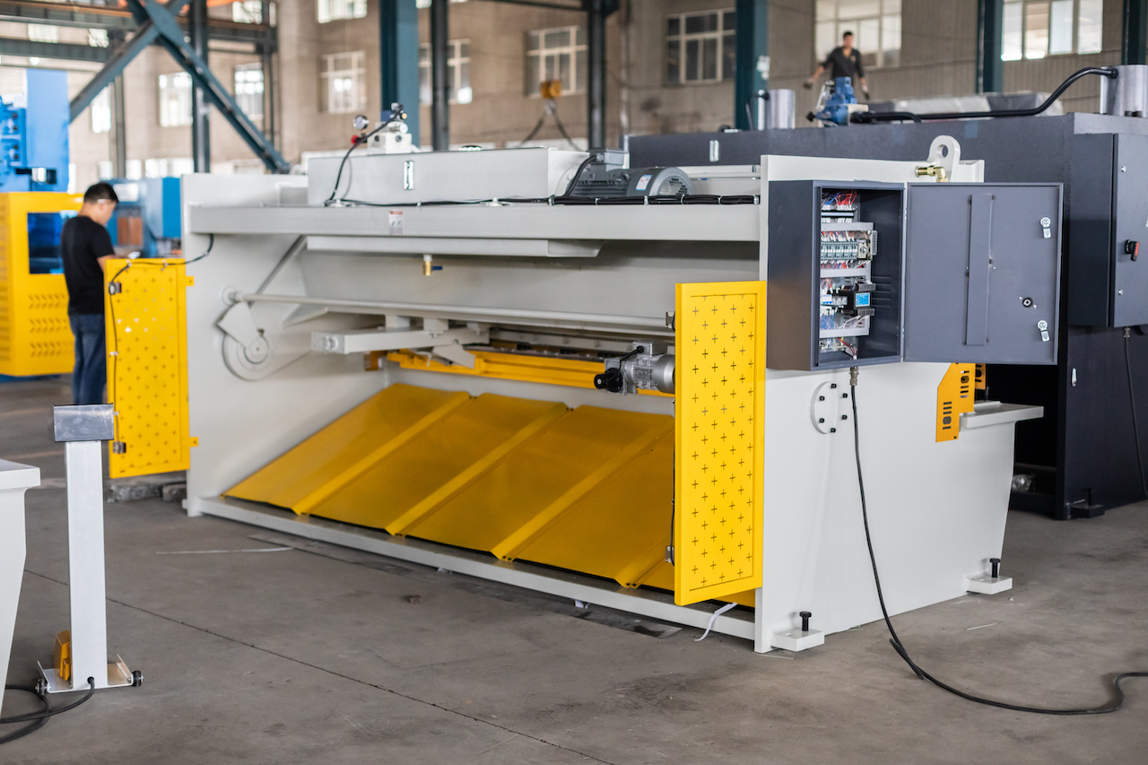 Qc11y 8x3200 শীট মেটাল শিয়ারিং মেশিন স্টিল প্লেট হাইড্রোলিক শিয়ারিং মেশিন