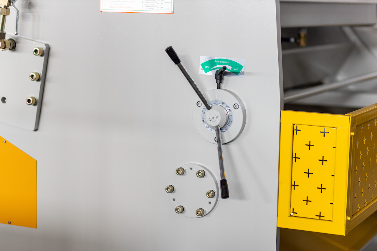 Qc11y 8x3200 শীট মেটাল শিয়ারিং মেশিন স্টিল প্লেট হাইড্রোলিক শিয়ারিং মেশিন