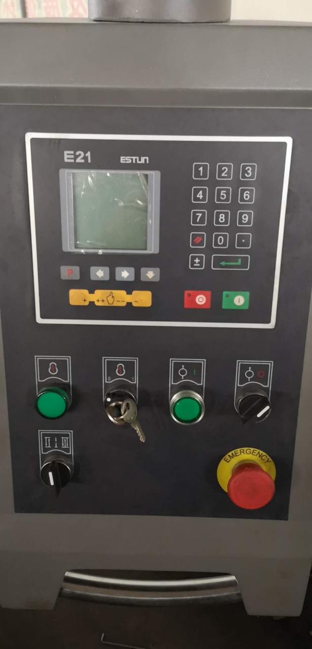 Qc12y 6x3200 হাইড্রোলিক প্লেট স্লাইডিং টেবিল গিলোটিন শিয়ার কাটার মেশিন দেখেছে