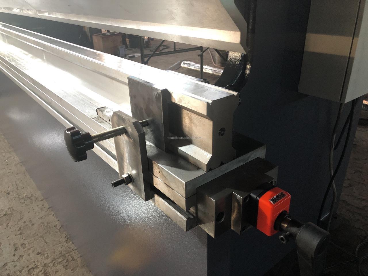 Wc67k Cnc Aluminum Iron Plate Hydraulic Press Brake Cnc Metal Sheet Bending Machine Wc67k Cnc অ্যালুমিনিয়াম আয়রন প্লেট হাইড্রোলিক প্রেস ব্রেক Cnc মেটাল শীট নমন মেশিন